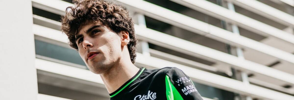 Gabriel Bortoleto andando com o uniforme da Sauber