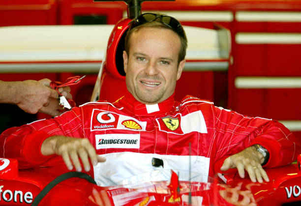 Rubens Barrichello sorrindo dentro do cockpit da Ferrari