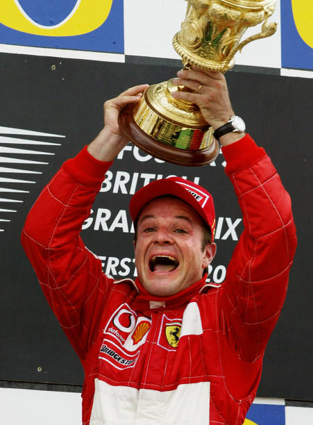 Rubens Barrichello sorrindo no paddock