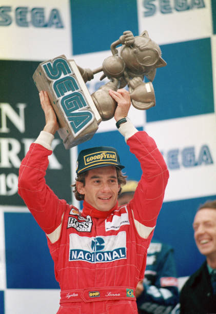 Ayrton Senna com troféu da SEGA